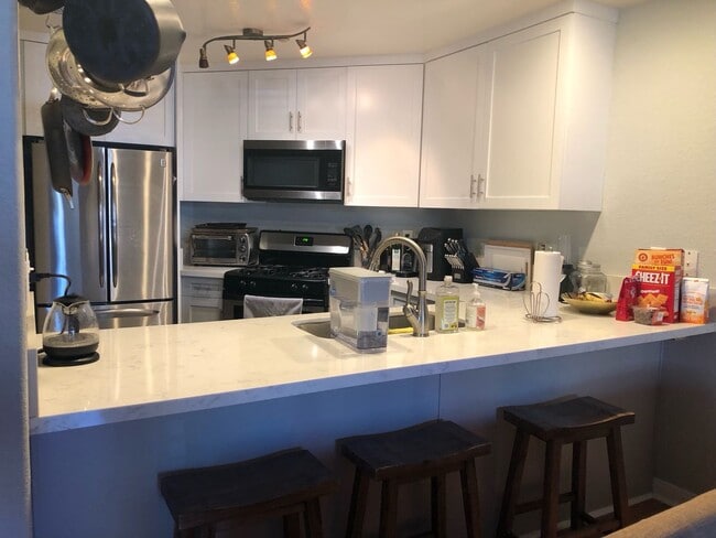 Building Photo - Gorgeous fully furnished 3 bedroom, 2 bath...