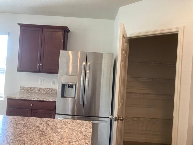 Building Photo - 863 Carlyle Ave