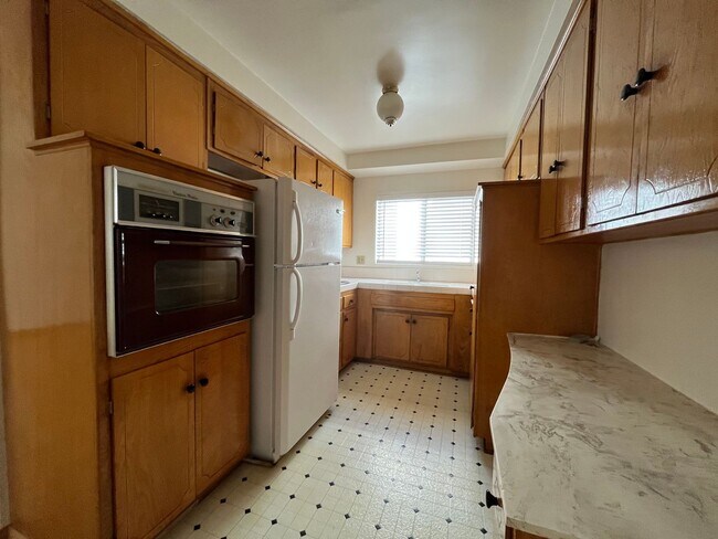 Building Photo - Excellent Location! Minutes from Beverly Hills and Hollywood