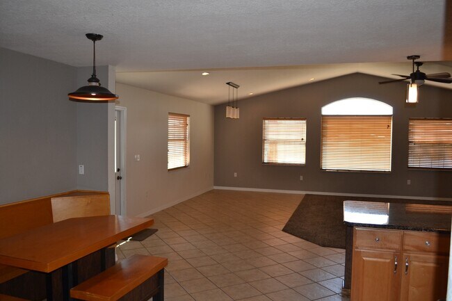 Building Photo - 26 Ocale Way S