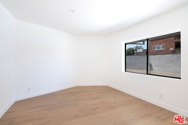 Building Photo - 231 E Hyde Park Blvd