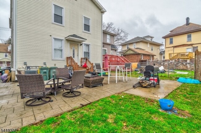 Building Photo - 860 Lyons Ave