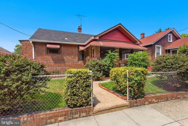 Building Photo - 2846 Vista St NE