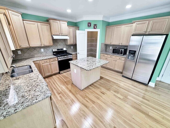 Building Photo - 6BR, 4BA, In-Law Suite