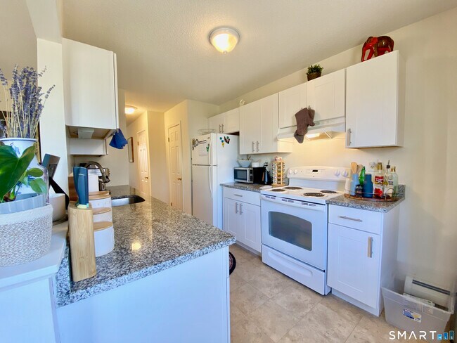 Building Photo - 908 State St