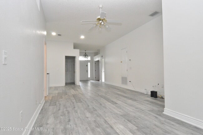 Building Photo - 911 Eldron Blvd SE