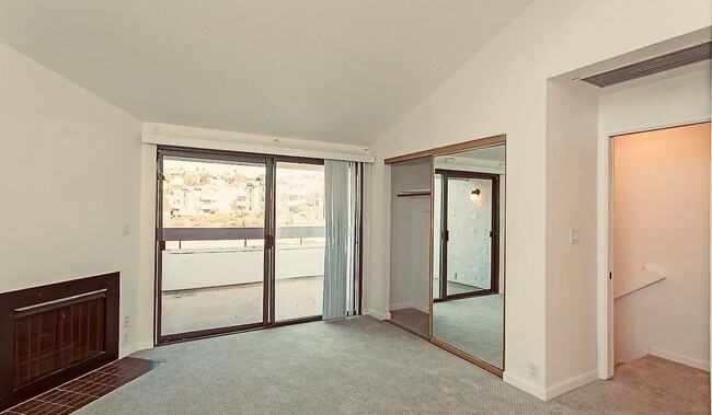 Building Photo - Modern Comfort with Stunning Views in La C...