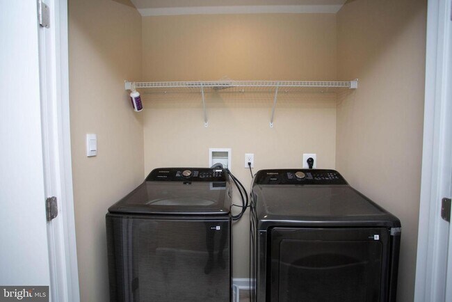 Building Photo - 239 Macoun Way