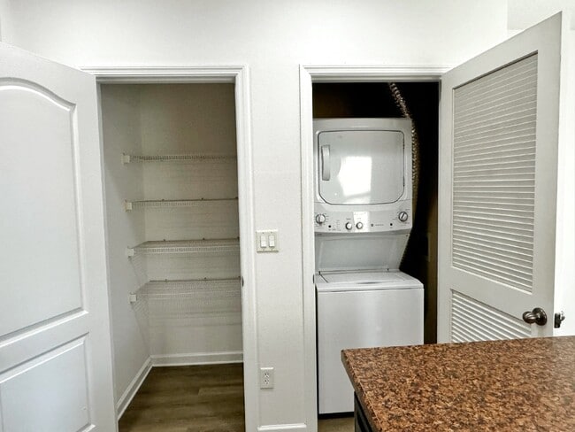 Building Photo - 3BR/2.5BA Paloma Townhome. Bright & Comfortable!