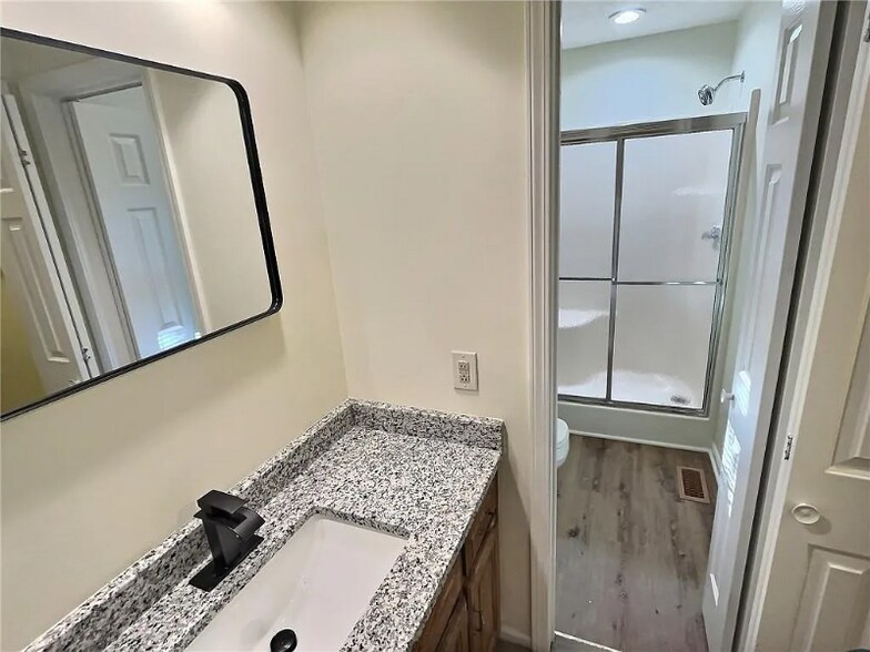 Building Photo - 1121 NE Ridgeview Dr