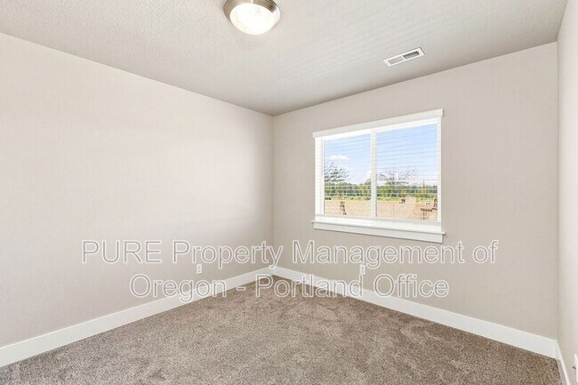 Building Photo - 582 NE Alderwood Dr