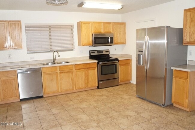 Building Photo - 2935 E Cherry Hills Dr