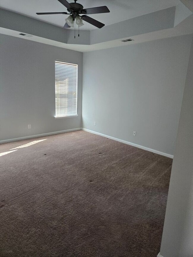Building Photo - Beautiful 3 bedroom available
