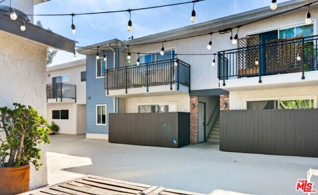 Building Photo - 5252 Coldwater Canyon Ave