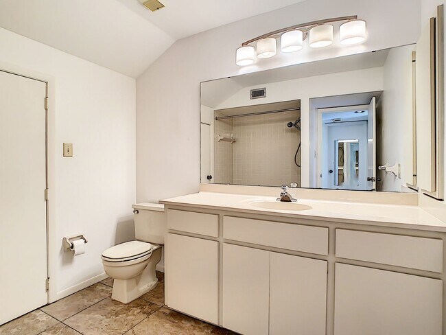 Building Photo - RARE 3 BEDROOM/ 2 BATH IN THE HIGHLY DESIR...