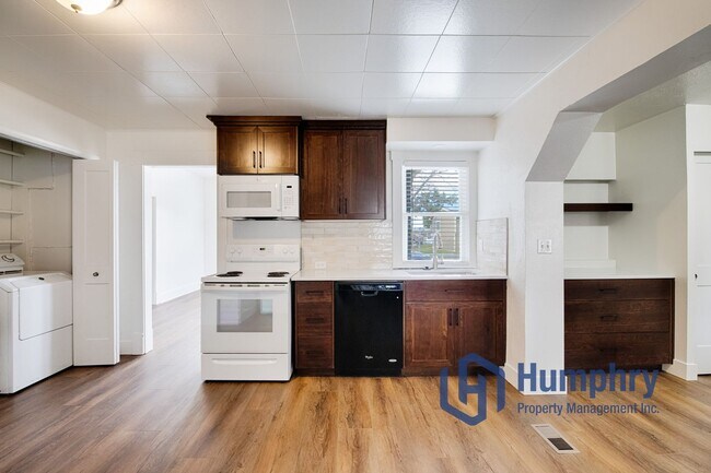 Building Photo - Charming home within walking distance to the greenbelt.