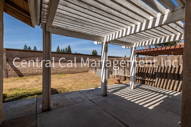 Building Photo - 3 Bedroom/2 Bath Home in the Southwest - $2295 Per Month!