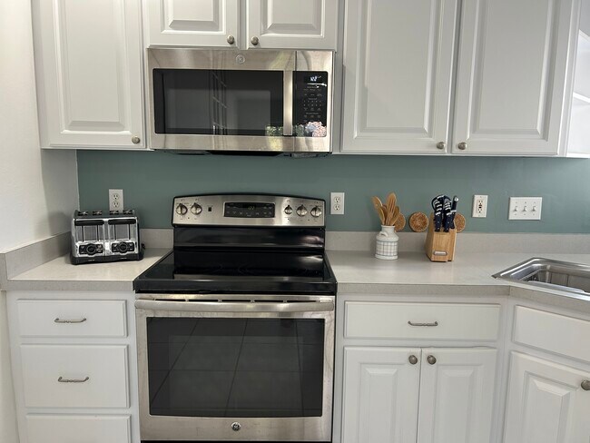 Building Photo - 1220 Lakeside Dr