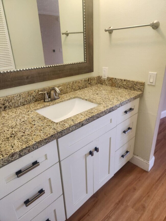 Building Photo - 114 Lake Emerald Dr