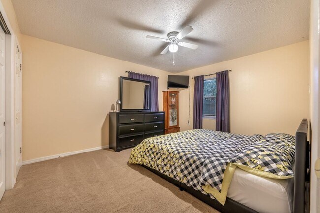 Building Photo - Charming 3 bedroom Home with Huge Fenced Yard