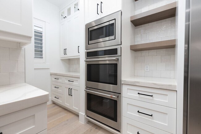 Building Photo - 6 bed / 4 bath / 3 car garage custom home in Pecan Valley