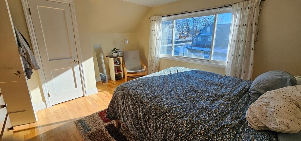 Building Photo - 389 E Allen St