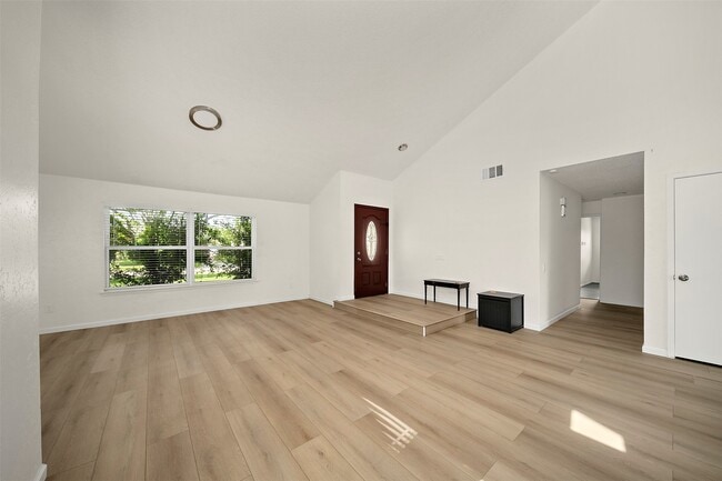 Building Photo - 3219 The Highlands Dr