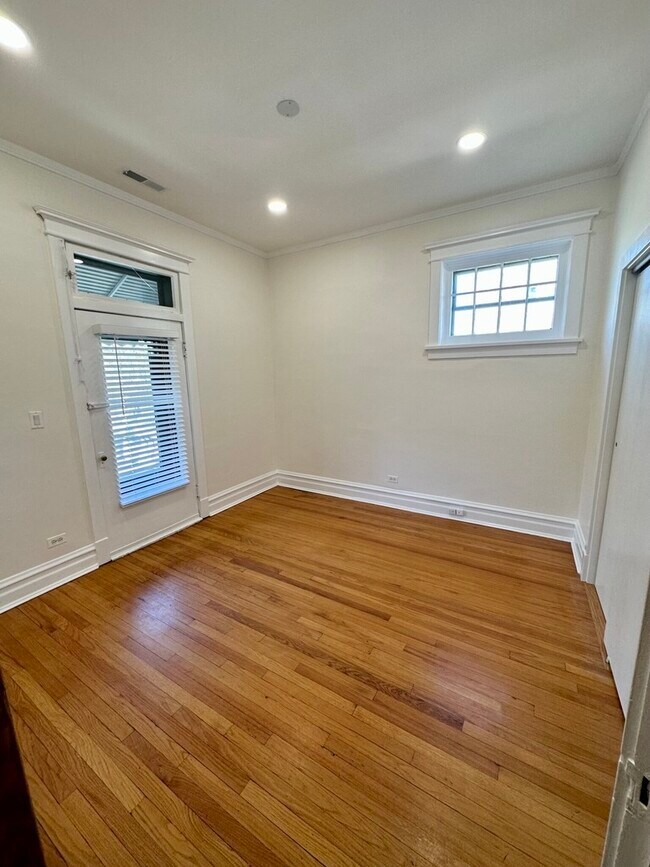 Building Photo - 5719 N Kenmore Ave