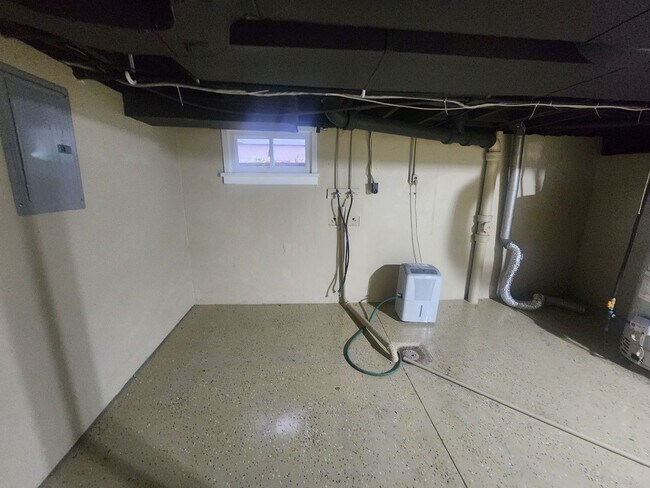 Building Photo - Beautiful 2 bedroom 1 bath renovated home with washer/dryer hookups!