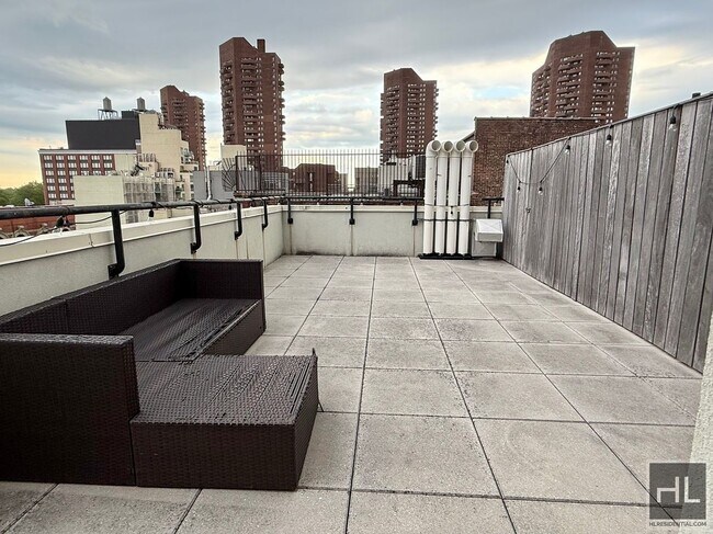Building Photo - Penthouse 1 bed/1 bath w/ 2 roof decks