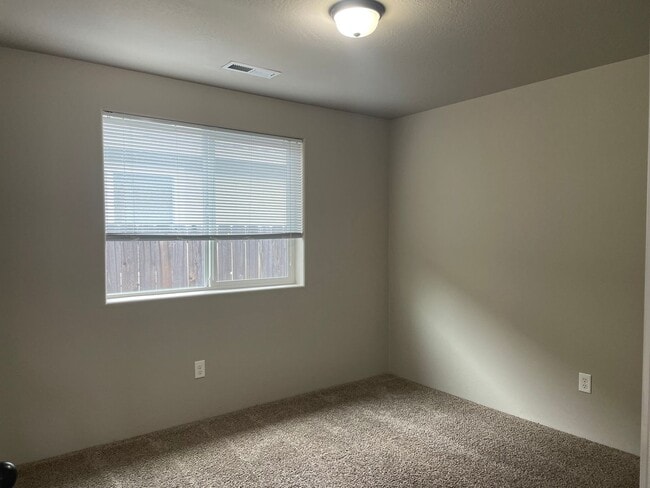Building Photo - Beautiful 3 Bedroom 2 Bath Home Located in a Nice Medford Neighborhood