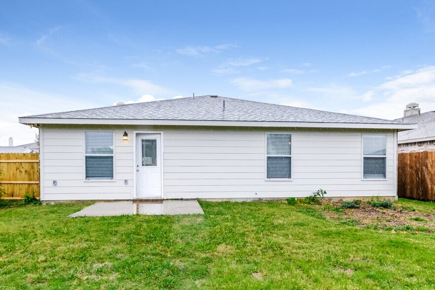 Building Photo - 2724 Woodlake Pkwy