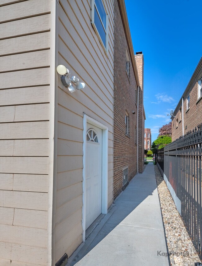 Building Photo - 8725 S Harper Ave