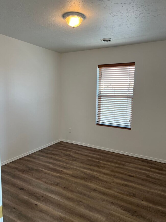 Building Photo - Coming soon! 4 bed 2.5 bath home in Meridian