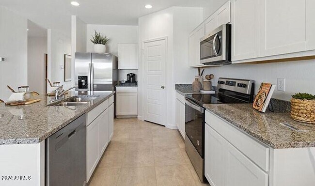 Building Photo - 1527 E Lardner Dr