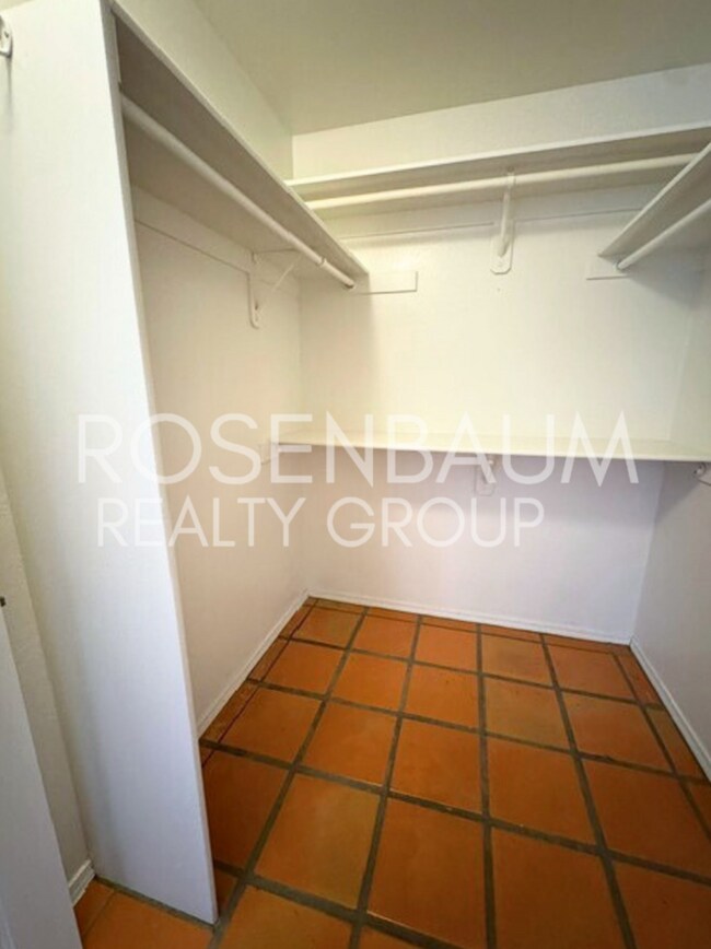 Building Photo - Beautiful 4-bedrooms, 2-baths home in Pres...