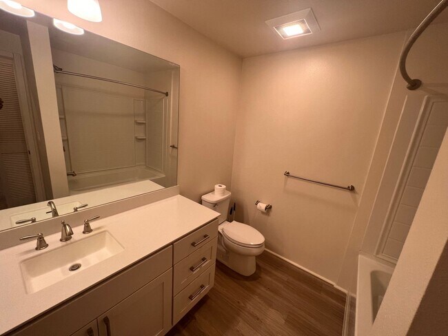 Building Photo - Now Available in Ho‘opili – 1 BR/1 BA with 2 Tandem Parking