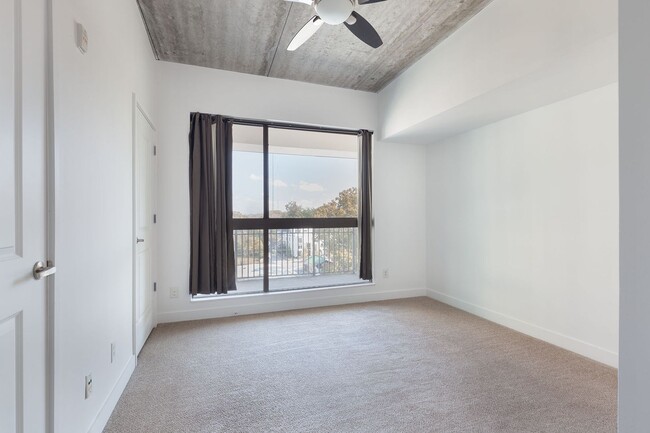 Building Photo - Bright, Contemporary 1/1  Condo in Grant P...