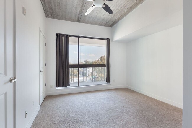 Building Photo - Bright, Contemporary 1/1  Condo in Grant Park w/ City Views!