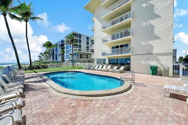 Building Photo - 1161 Hillsboro Mile Unit 207