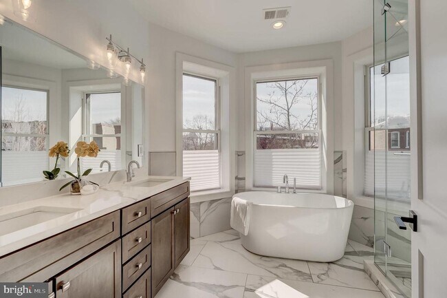 Building Photo - Stunning End-Rowhouse 4/Bedrooms, 4.5 Bath...