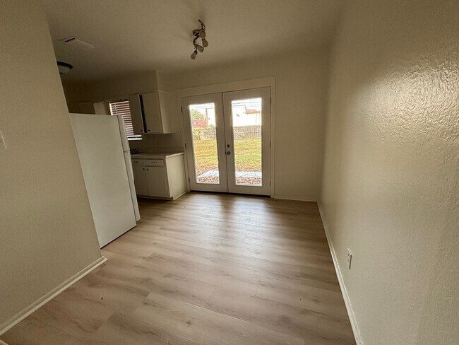 Building Photo - Southern Hills