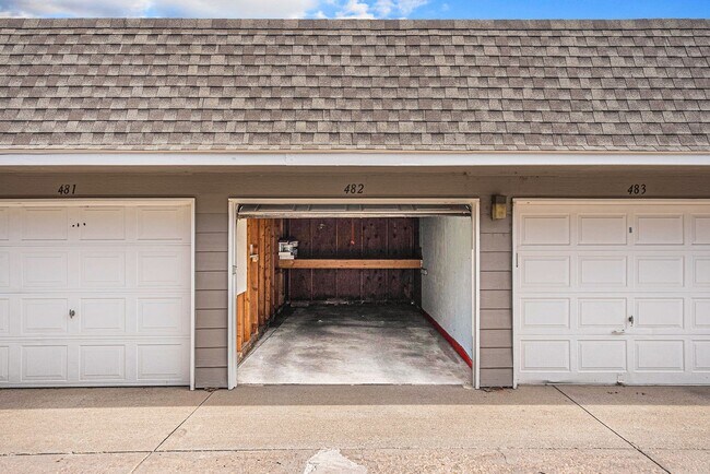 Building Photo - 1 Bed 1.5 Bath, 1 Car Attached Townhome in...