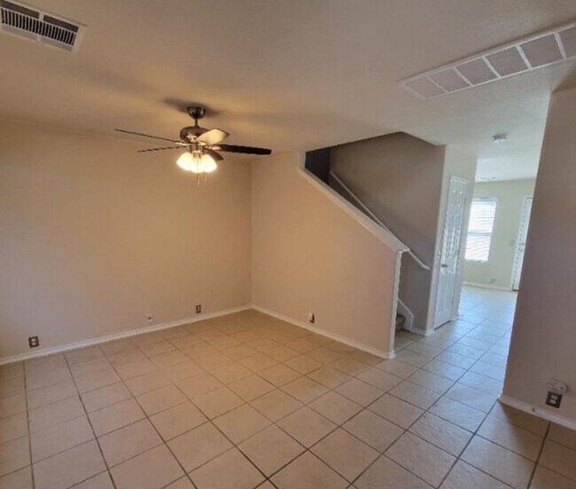 Building Photo - Modern 3BR/2.5BA Home with W/D In Unit• Covered Parking Central • AC in San Antonio