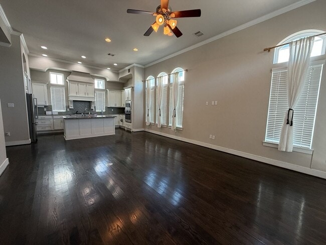 Building Photo - 641 Middle St