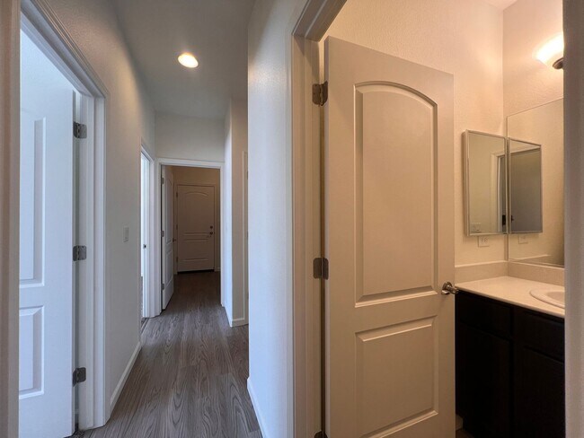 Building Photo - Silverland Estates 3 Bedroom 2 Bathroom Ho...