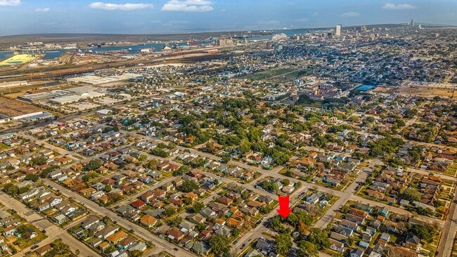 Building Photo - 4823 Fannin Dr