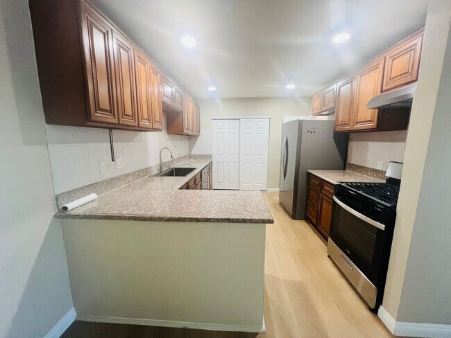 Building Photo - 2 Units Property