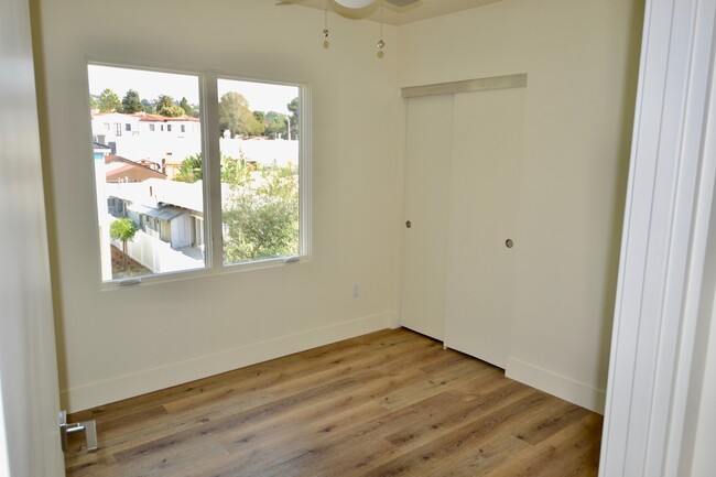 Building Photo - Modern 3BD/2.5BA in La Jolla! Private Doub...
