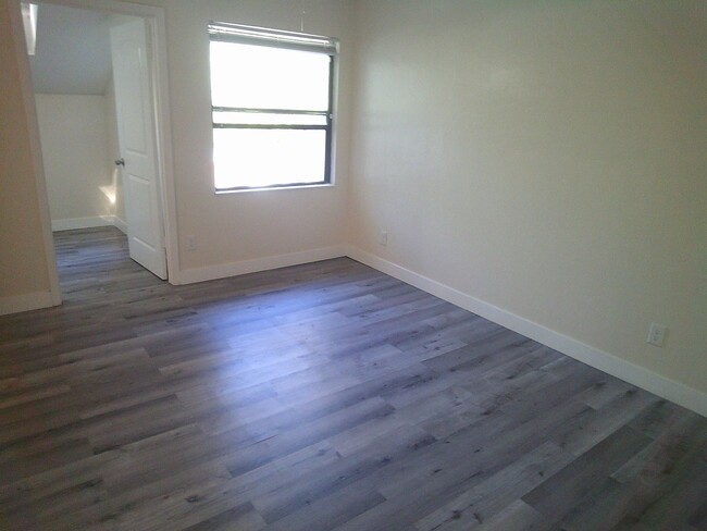 Building Photo - Spacious two-bedroom, 2-bath with a bonus ...